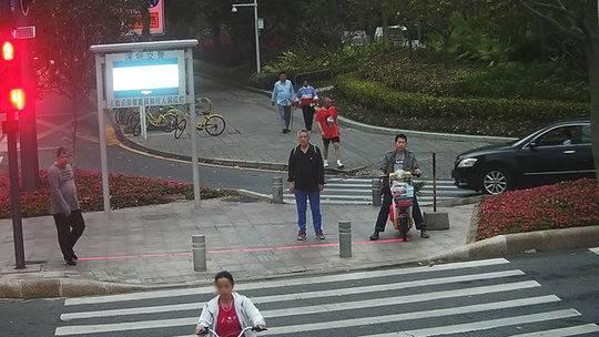 深圳曝光過馬路闖紅燈行人:照片身份證號一目了然